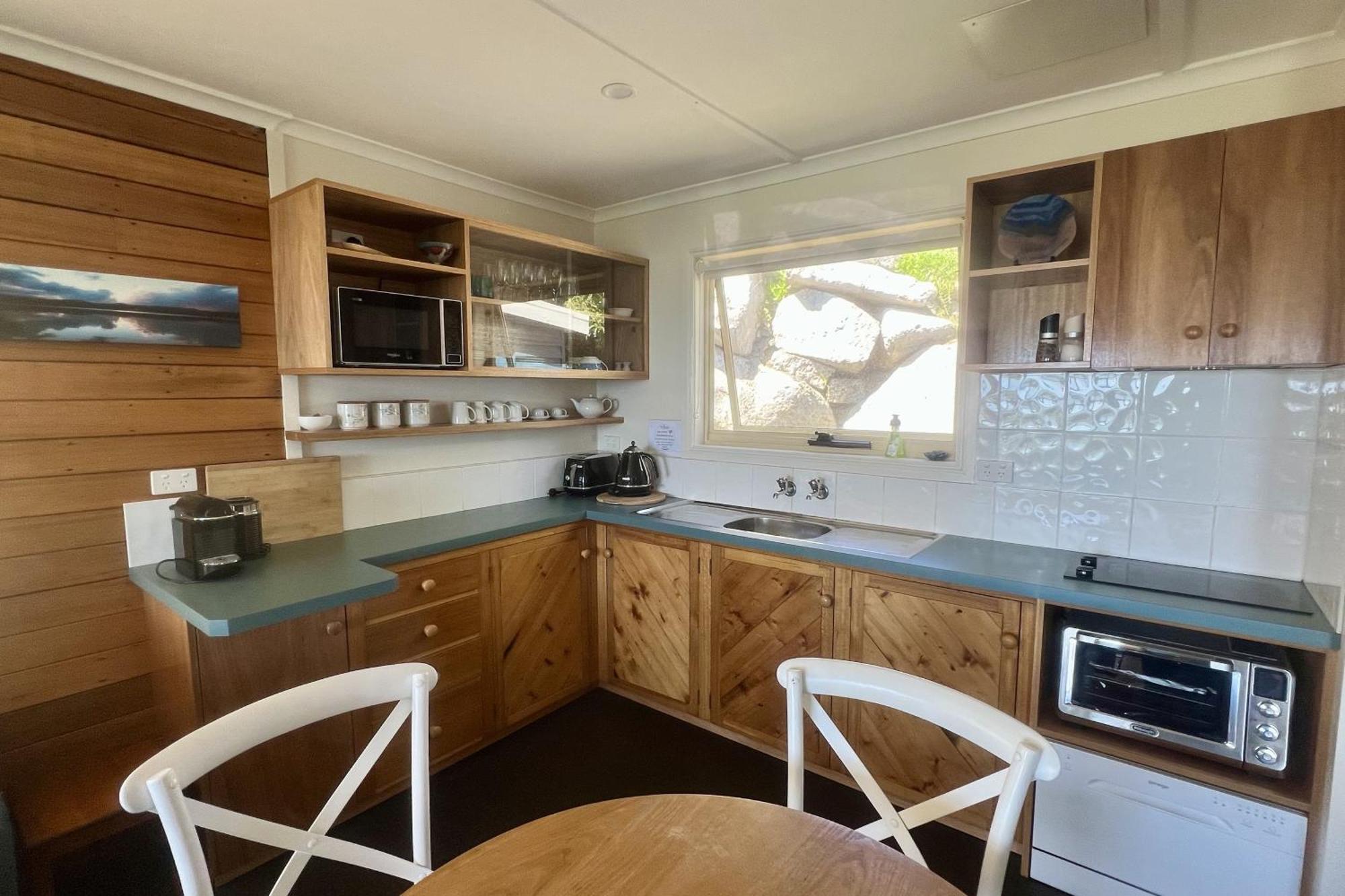 Binalong Beach Cottage Beachfront At Bay Of Fires Next To Restaurant Binalong Bay Exterior photo
